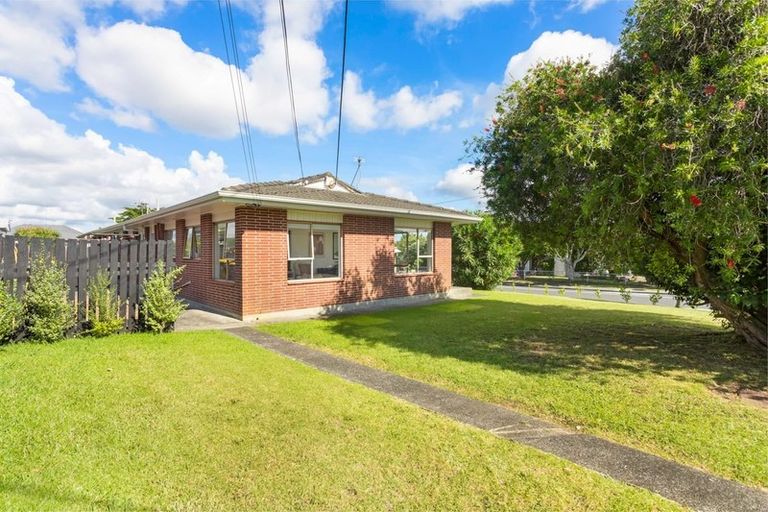 Photo of property in 1/2 Vodanovich Road, Te Atatu South, Auckland, 0610