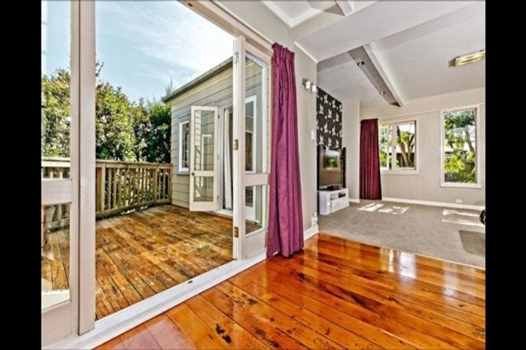 Photo of property in 2/42c Schnapper Rock Road, Schnapper Rock, Auckland, 0632