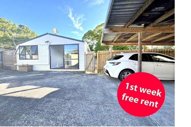 Photo of property in 52 Taipari Road, Te Atatu Peninsula, Auckland, 0610