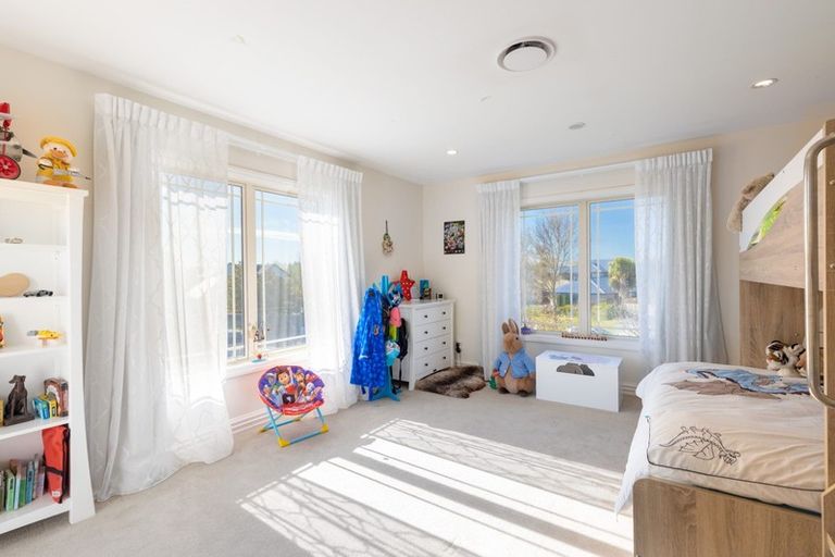 Photo of property in 33 Lewisham Park, St Albans, Christchurch, 8052