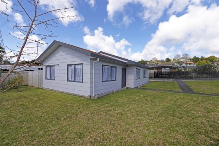 Photo of property in 3 Lori Place, Massey, Auckland, 0614
