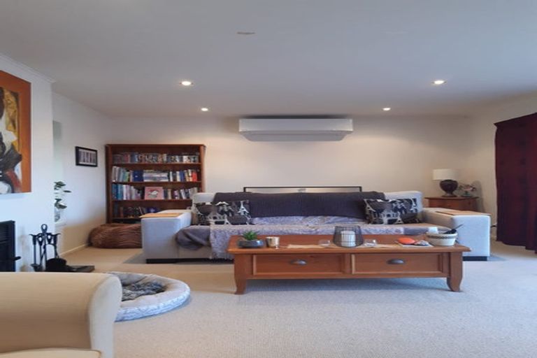 Photo of property in 2/5 Downing Street, Glenfield, Auckland, 0629