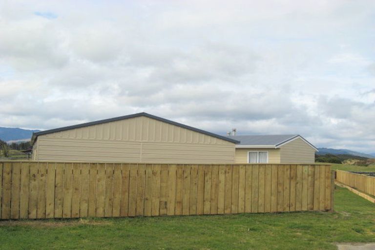 Photo of property in 7 Mavis Avenue, Waikawa Beach, Manakau, 5573