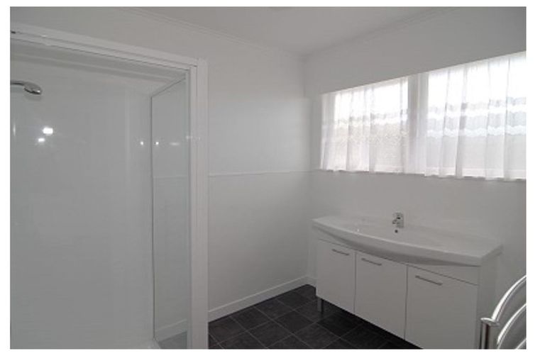 Photo of property in 2/210 Sunnynook Road, Totara Vale, Auckland, 0627