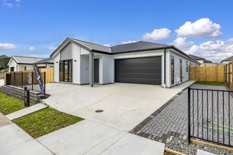 Photo of property in 13 Mcindoe Road, Kumeu, 0810