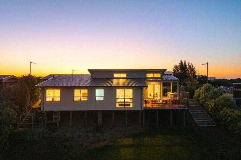 Photo of property in 15 Te Heke Place, Waikanae, 5036