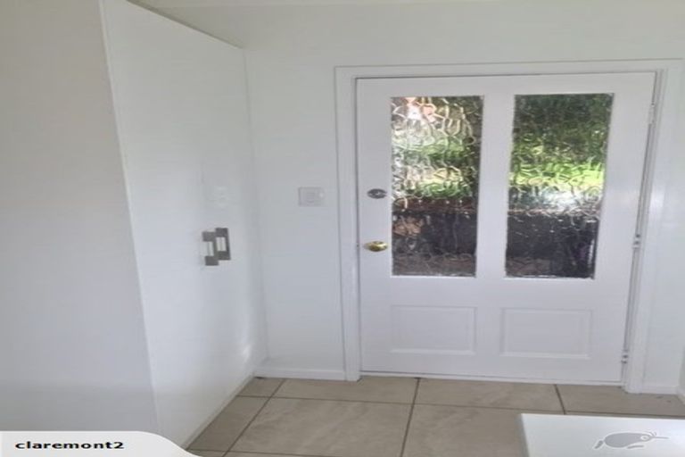 Photo of property in 24 Holdaway Avenue, Northcote, Auckland, 0627