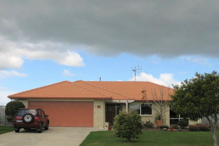 Photo of property in 44 The Gardens Drive, Papamoa Beach, Papamoa, 3118