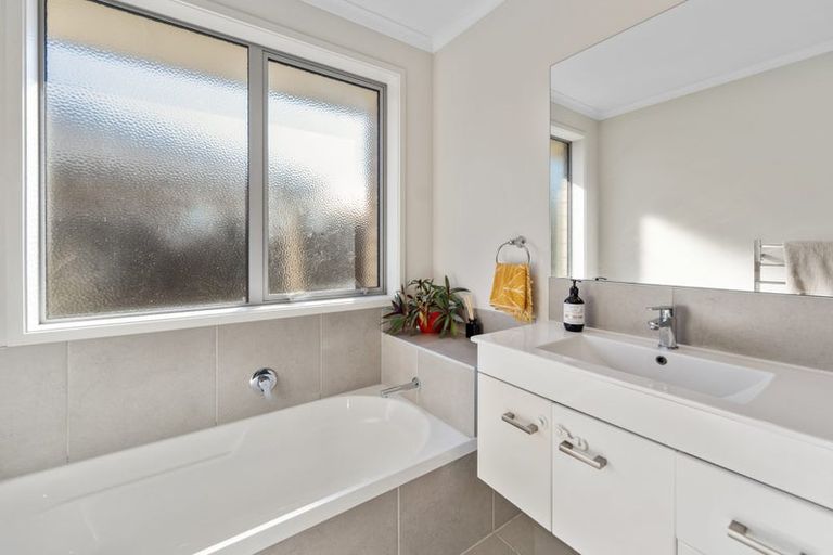 Photo of property in 32 Rainey Crescent, Papamoa Beach, Papamoa, 3118