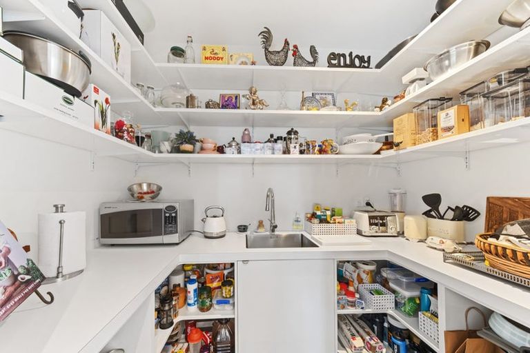 Photo of property in 252 Courtenay Street, Strandon, New Plymouth, 4312