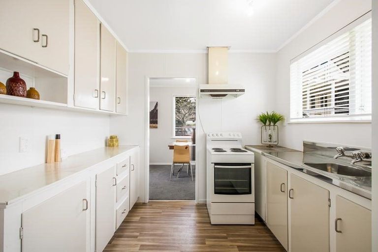 Photo of property in 17 Sunvue Road, Glen Eden, Auckland, 0602