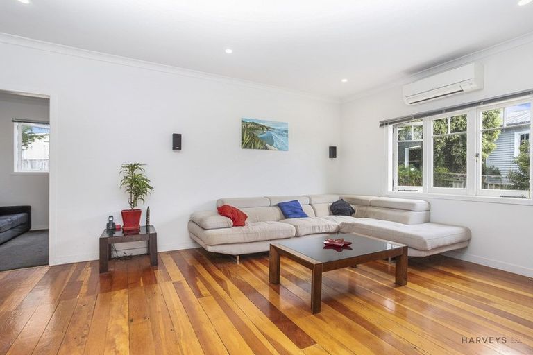 Photo of property in 33 Clayburn Road, Glen Eden, Auckland, 0602