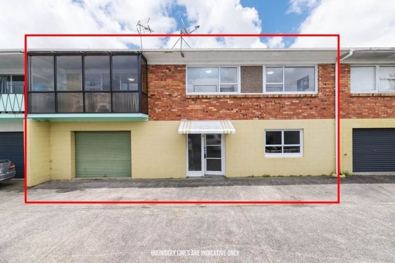 Photo of property in 2/120 Titirangi Road, New Lynn, Auckland, 0600
