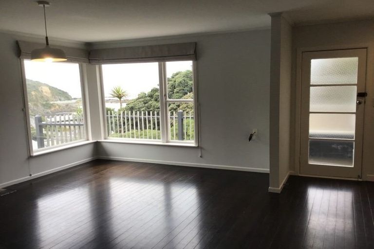 Photo of property in 18 Cave Road, Houghton Bay, Wellington, 6023