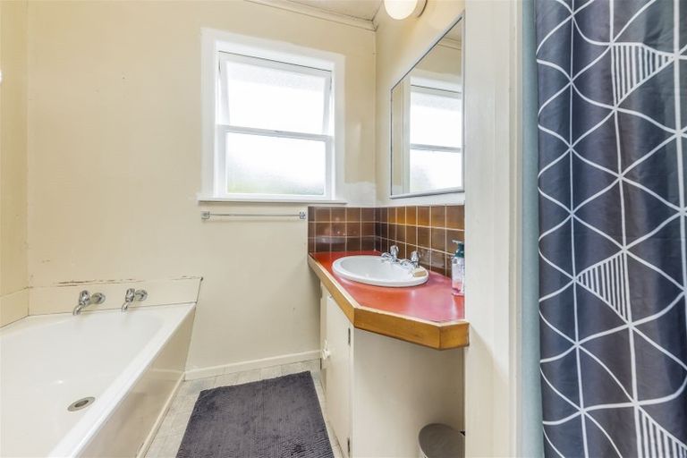 Photo of property in 28 Bert Wilson Place, Cockle Bay, Auckland, 2014