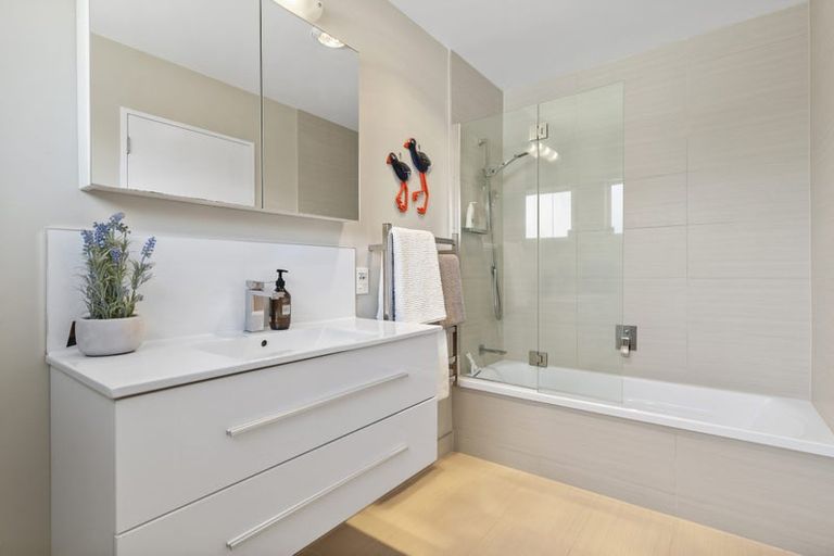 Photo of property in 6 Mallard Place, Unsworth Heights, Auckland, 0632