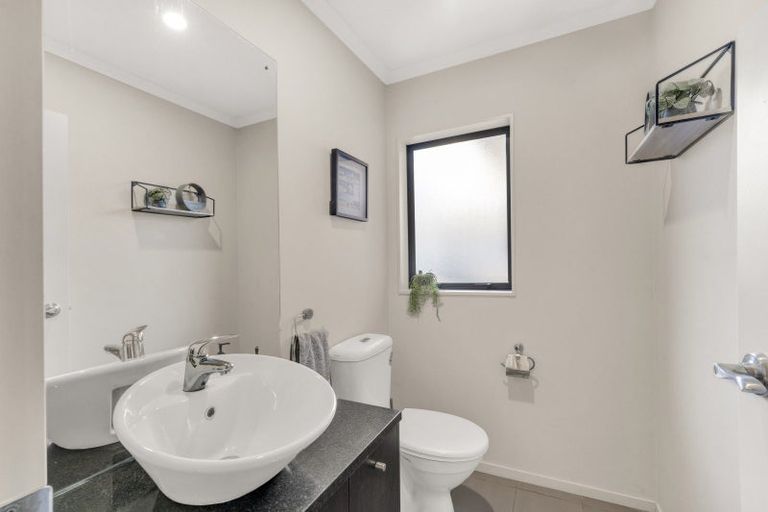 Photo of property in 4 Bridgefield Crescent, Flat Bush, Auckland, 2016