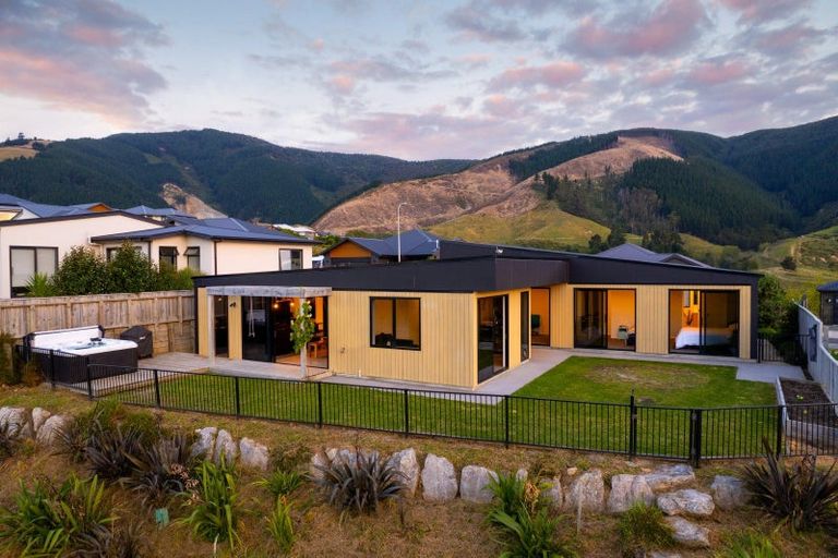 Photo of property in 32 Huntaway Close, Stoke, Nelson, 7011