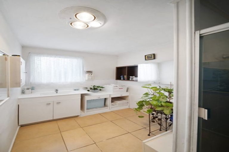 Photo of property in 28 Cottingham Crescent, Mangere East, Auckland, 2024