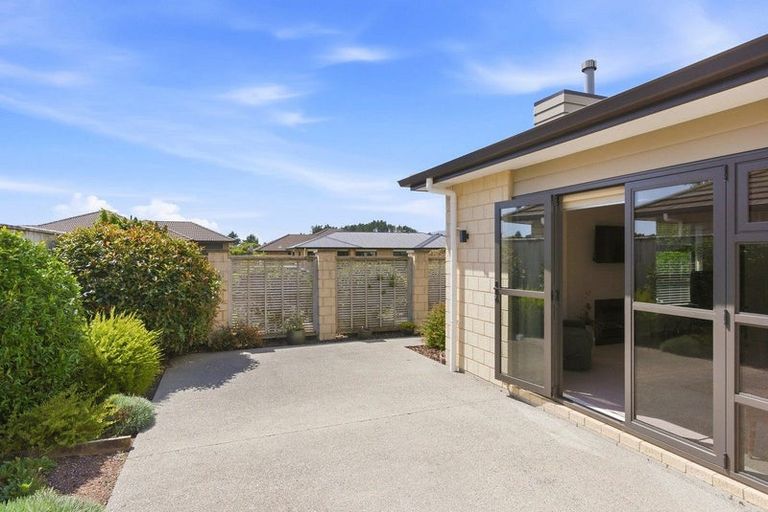 Photo of property in 2 Pearson Place, Paraparaumu, 5032