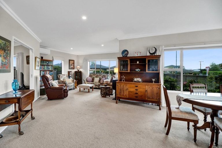 Photo of property in 2 Manurau Crescent, Merrilands, New Plymouth, 4312