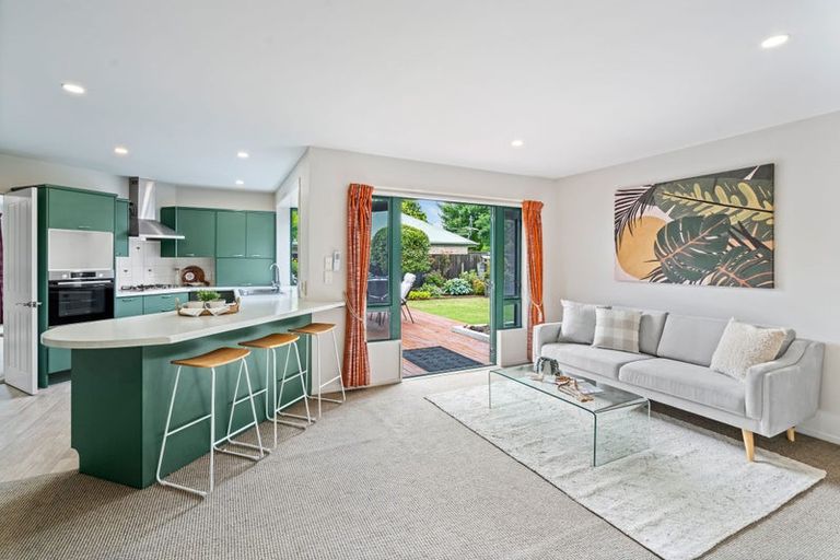 Photo of property in 21 Thornwood Place, Redwood, Christchurch, 8051