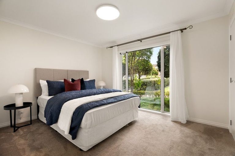 Photo of property in 1 Red Oak Place, Schnapper Rock, Auckland, 0632