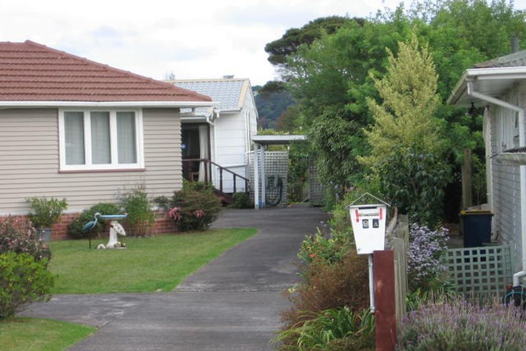 Photo of property in 2/9 Vardon Road, Green Bay, Auckland, 0604