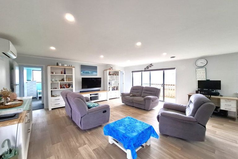 Photo of property in 38 Brougham Place, West Harbour, Auckland, 0618