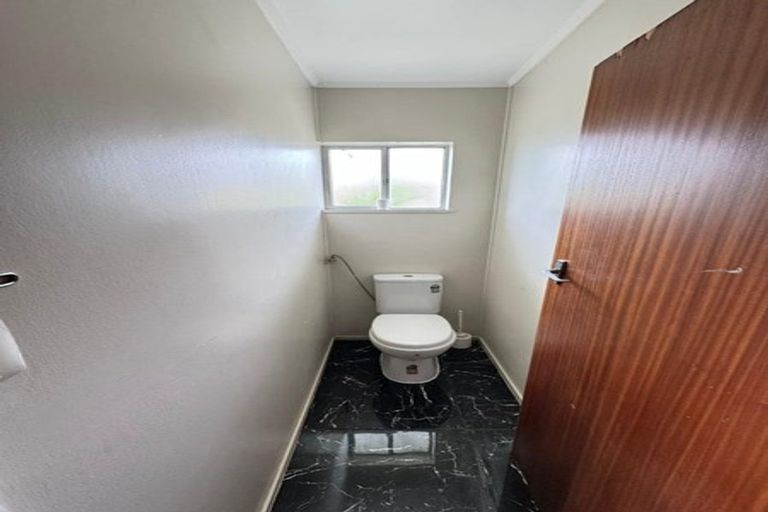 Photo of property in 1/130 Te Atatu Road, Te Atatu South, Auckland, 0610
