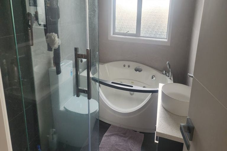 Photo of property in 4 Fortuna Place, East Tamaki Heights, Auckland, 2016