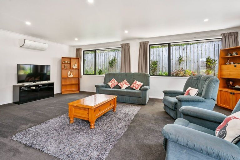 Photo of property in 12 Resolution Place, One Tree Point, 0118