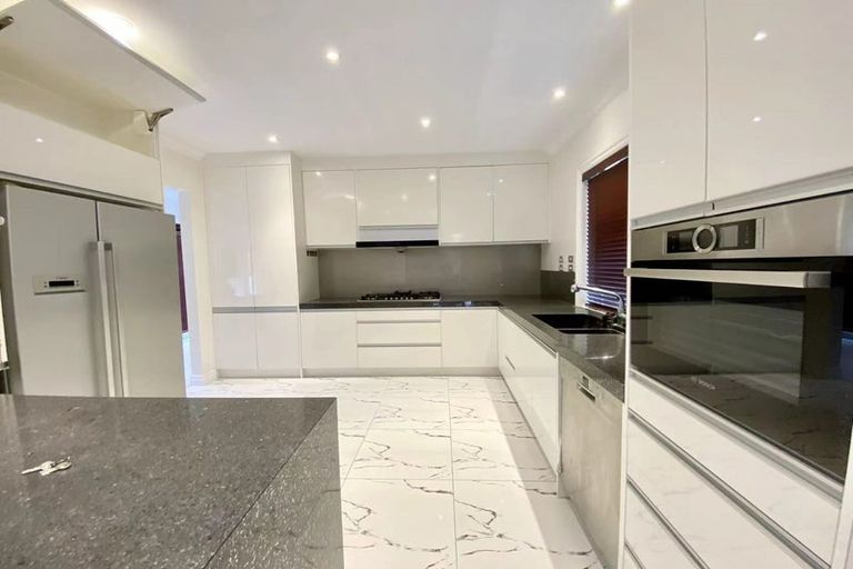 Photo of property in 2/36 Greenvalley Rise, Glenfield, Auckland, 0629