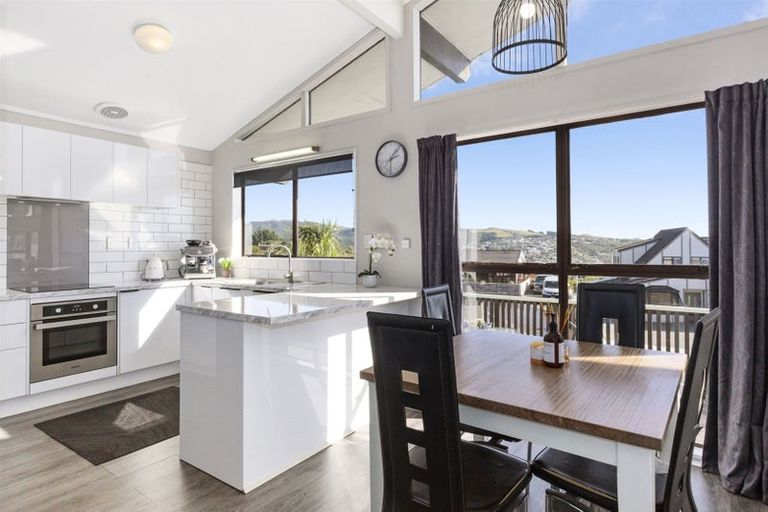 Photo of property in 106 Gloaming Hill, Titahi Bay, Porirua, 5022