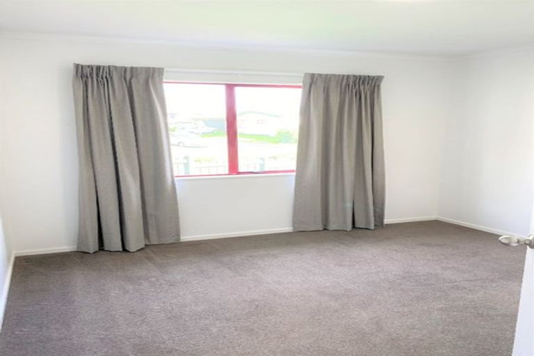 Photo of property in 20 Ted Gilberd Place, Newlands, Wellington, 6037