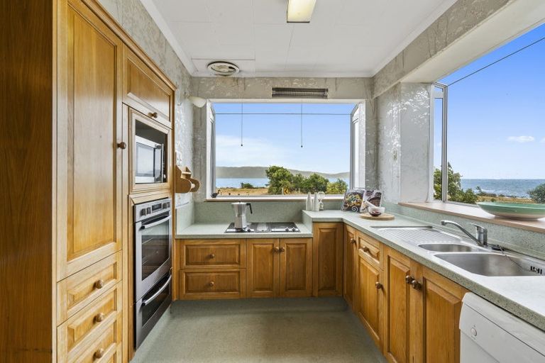 Photo of property in 77 Breaker Bay Road, Breaker Bay, Wellington, 6022