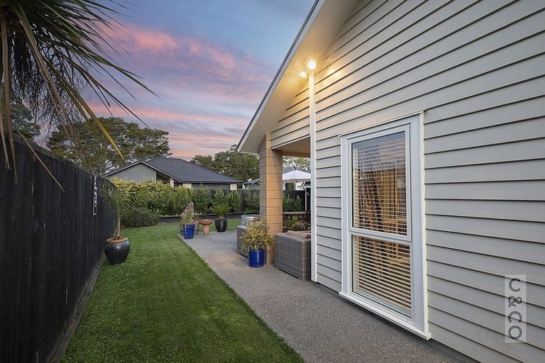 Photo of property in 8 Larmer Drive, Kumeu, 0810