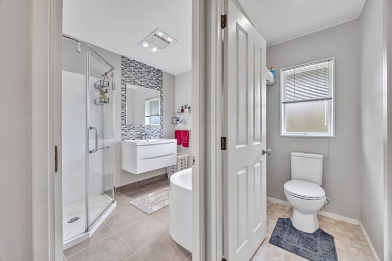 Photo of property in 6 Hanly Close, West Harbour, Auckland, 0618