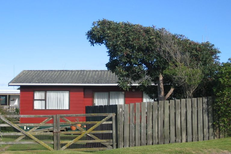 Photo of property in 3 Manuka Street, Otaki Beach, Otaki, 5512