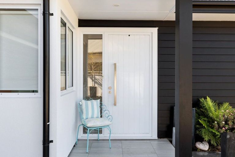 Photo of property in 51 Coutts Way, Fitzherbert, Palmerston North, 4410