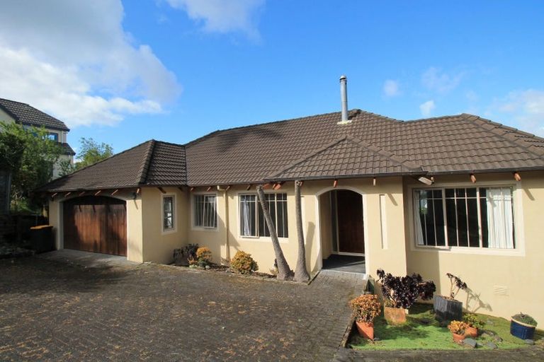 Photo of property in 2/49 Ribbonwood Crescent, Goodwood Heights, Auckland, 2105