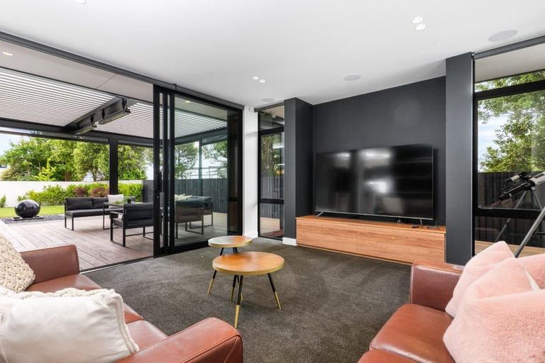 Photo of property in 49 Saint Andrews Square, Strowan, Christchurch, 8052