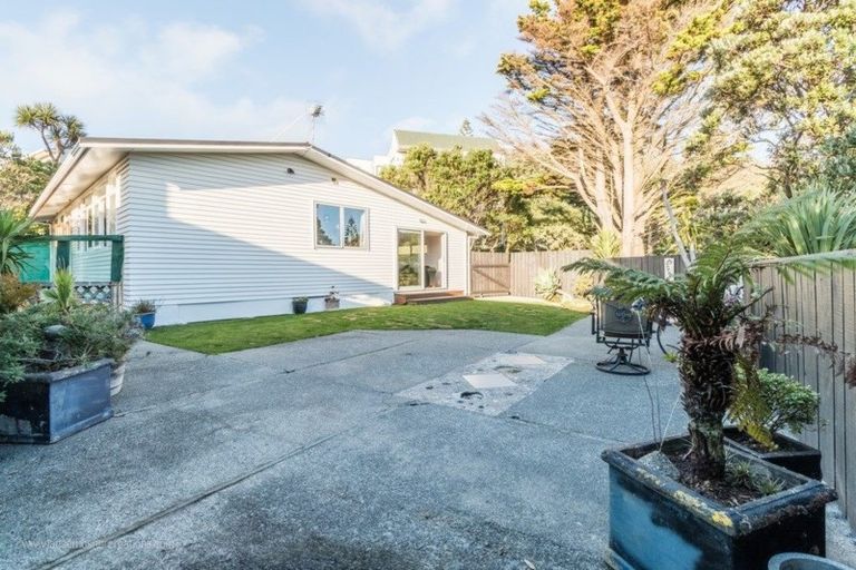 Photo of property in 52 Black Rock Road, Newlands, Wellington, 6037