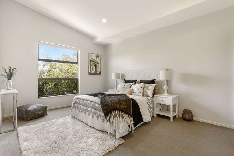 Photo of property in 2/40 Scarlet Oak Drive, Schnapper Rock, Auckland, 0632