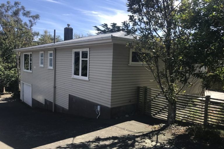 Photo of property in 60 Taylor Terrace, Tawa, Wellington, 5028