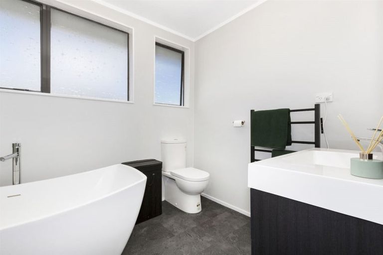 Photo of property in 106 Gloaming Hill, Titahi Bay, Porirua, 5022