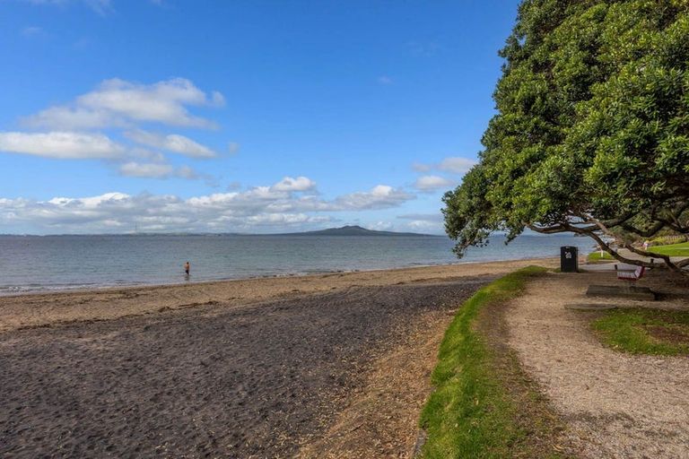 Photo of property in 2/51 Seaton Road, Murrays Bay, Auckland, 0630