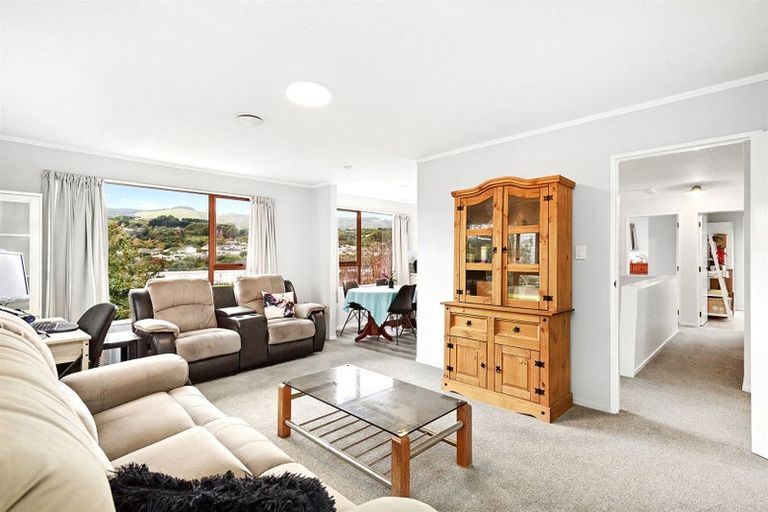 Photo of property in 15a Kereru Bend, Tawa, Wellington, 5028