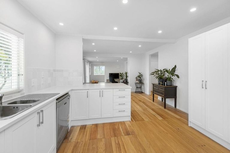 Photo of property in 24 Walmer Road, Point Chevalier, Auckland, 1022