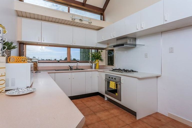 Photo of property in 37 Sunset Road, Totara Vale, Auckland, 0632